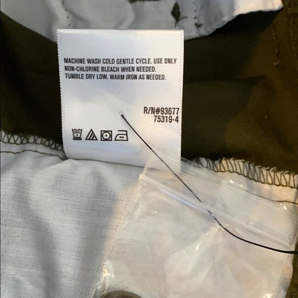 Liz Claiborne Classic Chino Short NWT Size 4P - Picture 9 of 9